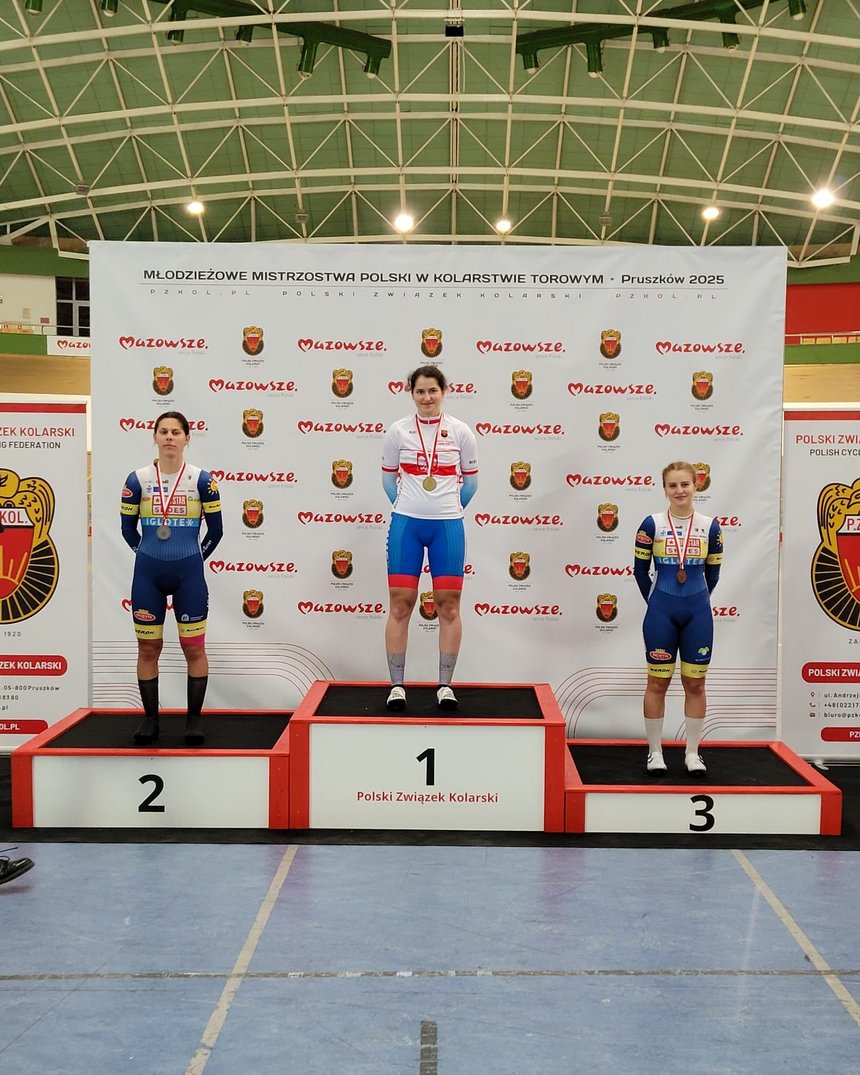 na zdjęciu Weronika Skrzyńska stojąca na podium po zdobyciu złotego medalu.