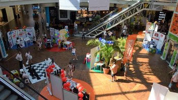 Zdjęcie promujące wydarzenie: 8. "Targi Zajęć Pozaszkolnych Manutornister" w rotundzie Galerii i na rynku Manufaktury -  mat. pras. Manufaktura