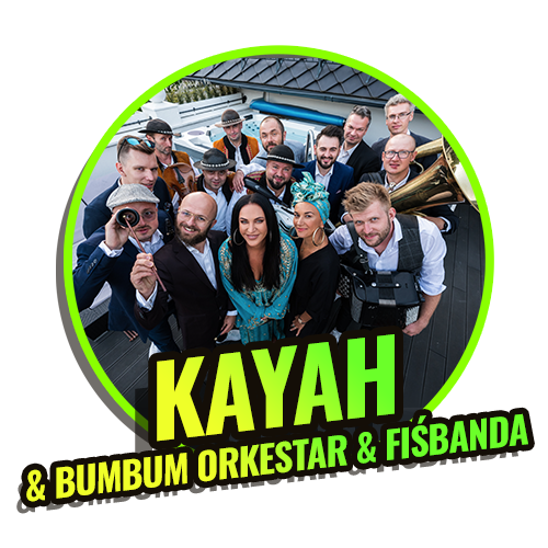Kayah z kilkudzięcioosobowym zespołem BumBum Orkestra & Fiś Banda